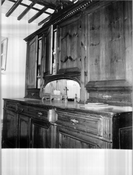 mobile da sacrestia con alzata - bottega lucchese (seconda metà sec. XIX)