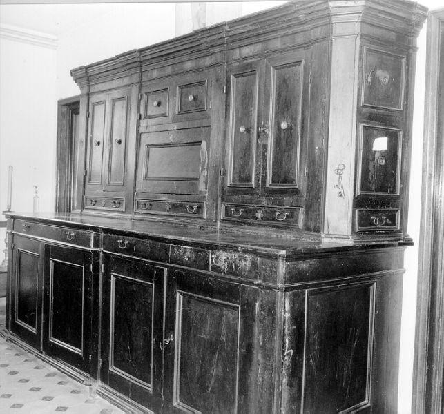 mobile da sacrestia con alzata - bottega lucchese (seconda metà sec. XVIII)