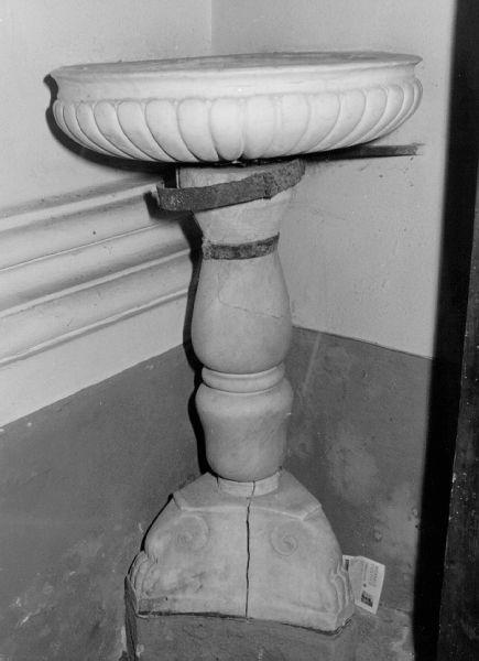 acquasantiera - a fusto - bottega lucchese (metà sec. XVII)