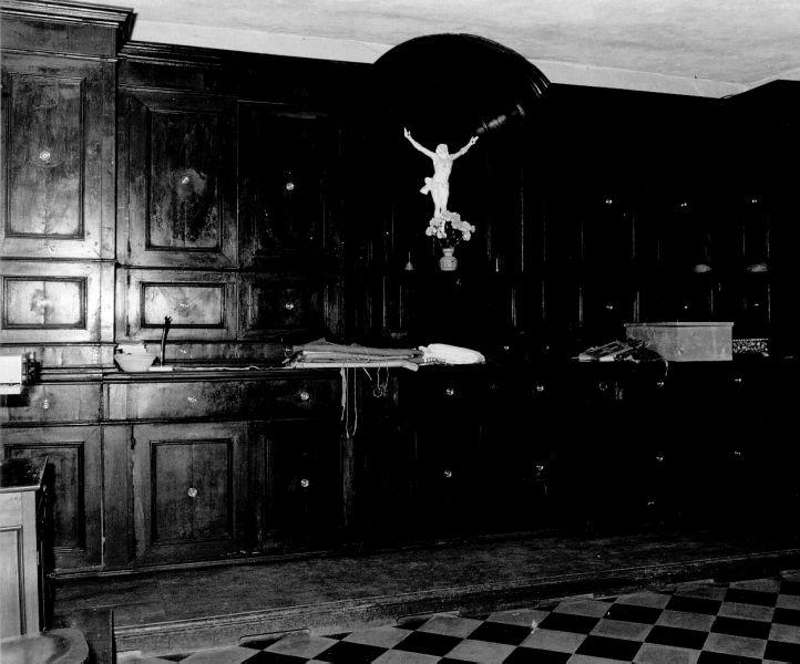 mobile da sacrestia con alzata - bottega lucchese (prima metà sec. XVIII)