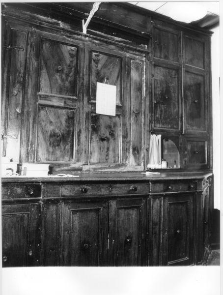 mobile da sacrestia con alzata - bottega lucchese (metà sec. XVIII)