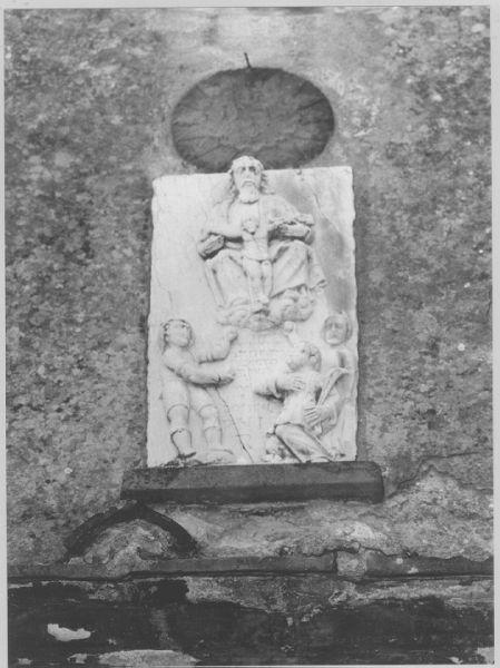 Dio Padre e Cristo crocifisso, donna con bambina e altro personaggio (rilievo) - bottega lucchese (prima metà sec. XVIII)