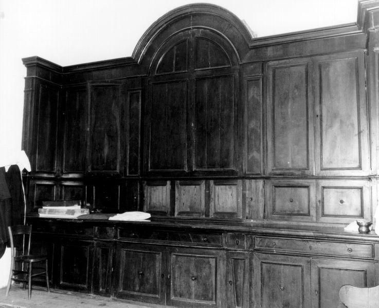 mobile da sacrestia con alzata - bottega lucchese (inizio sec. XVIII)