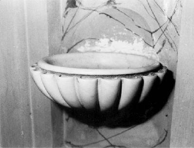 acquasantiera da parete - bottega toscana (fine/inizio secc. XIX/ XX)