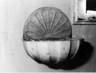 acquasantiera da parete - bottega lucchese (prima metà sec. XIX)