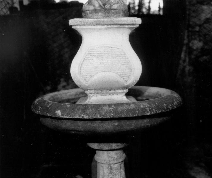 vasca di acquasantiera - ambito apuoversiliese (metà sec. XIX)