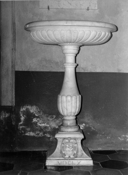 acquasantiera - a fusto, serie - ambito apuano (sec. XVII)