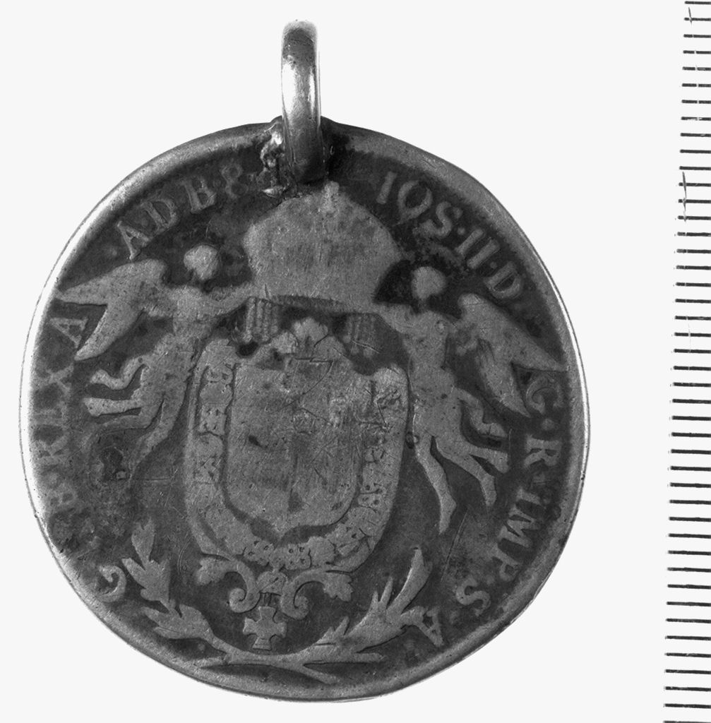 Madonna con Bambino in gloria e stemma gentilizio con angeli reggenti unamitra (medaglia) - bottega italiana (sec. XVIII)