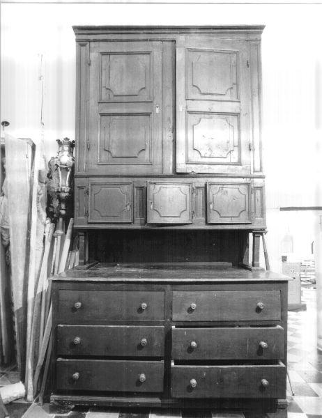 mobile da sacrestia con alzata - ambito lunigianese (fine/inizio secc. XVII/ XVIII)