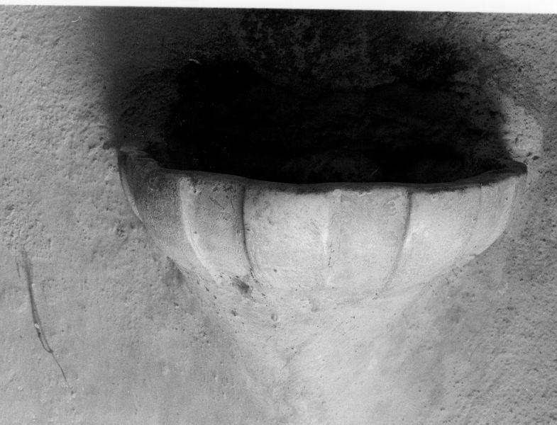 acquasantiera da parete - ambito lunigianese (seconda metà sec. XVIII)
