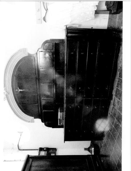 mobile da sacrestia con alzata - ambito lunigianese (seconda metà sec. XVIII)