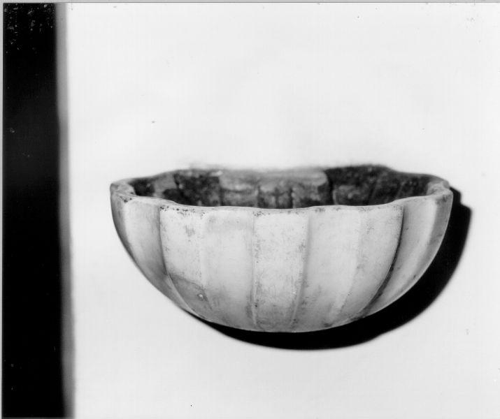 acquasantiera - a conchiglia - ambito apuoversiliese (sec. XVIII)