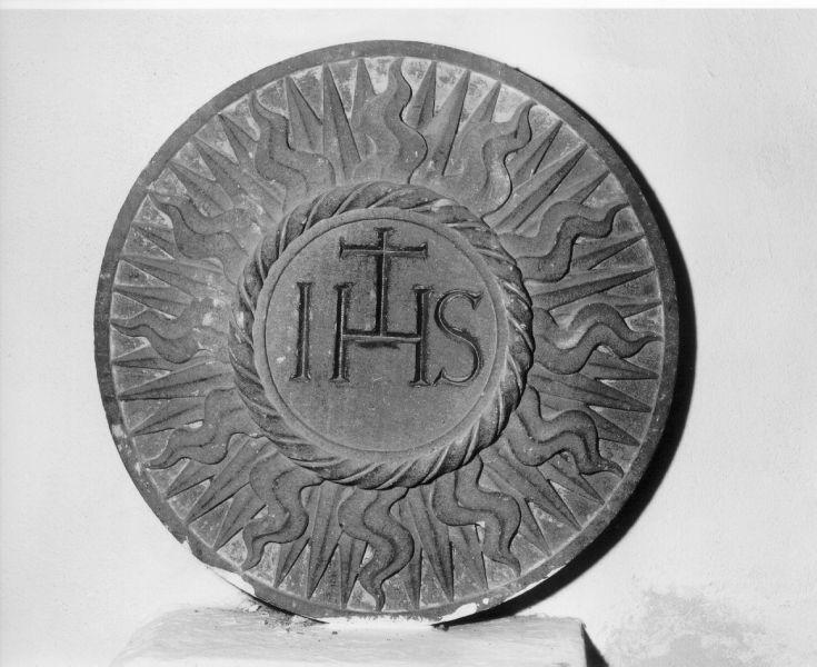 Monogramma cristologico (scultura, serie) - bottega toscana (seconda metà sec. XVII)