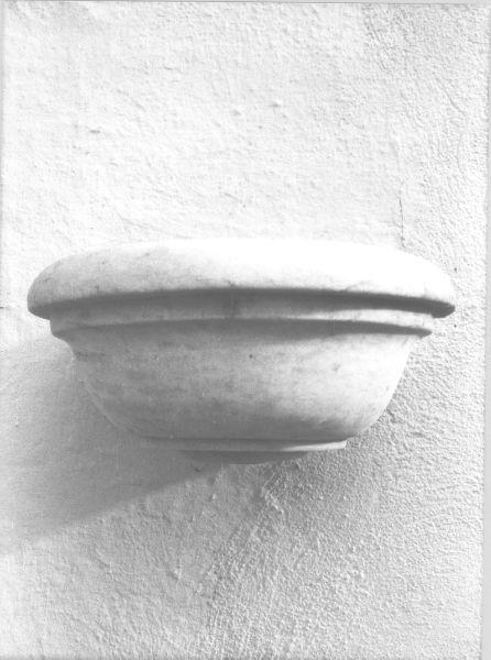 acquasantiera da parete - ambito apuoversiliese (sec. XVIII)