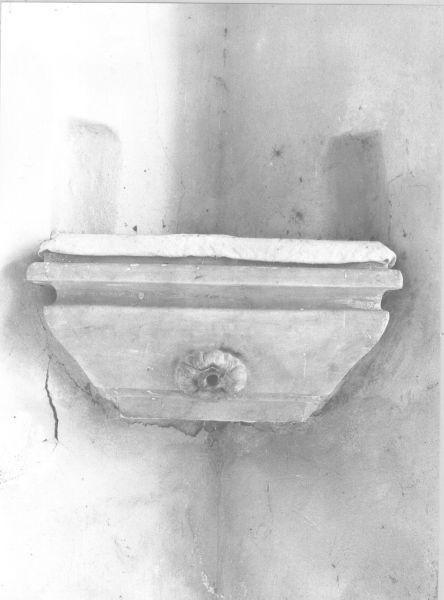 vasca di fontana da sacrestia - ambito apuoversiliese (seconda metà sec. XVIII)