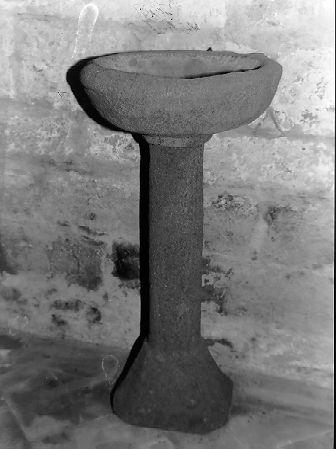 acquasantiera - ambito lunigianese (sec. XIV)