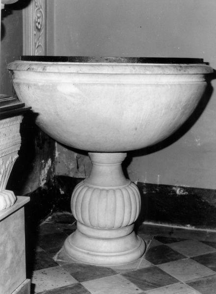 fonte battesimale - a fusto - ambito lucchese (fine/inizio secc. XVI/ XVII)