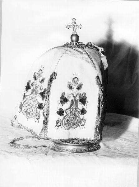 conopeo di pisside - manifattura lucchese (seconda metà sec. XVIII)