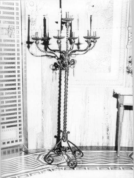 candelabro, serie di Puccinelli Agostino (sec. XX)