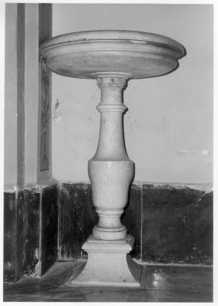 acquasantiera - a fusto - bottega apuana (secc. XVII/ XVIII)