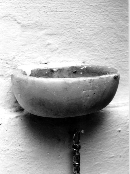acquasantiera da parete - ambito lucchese (secc. XVII/ XVIII)