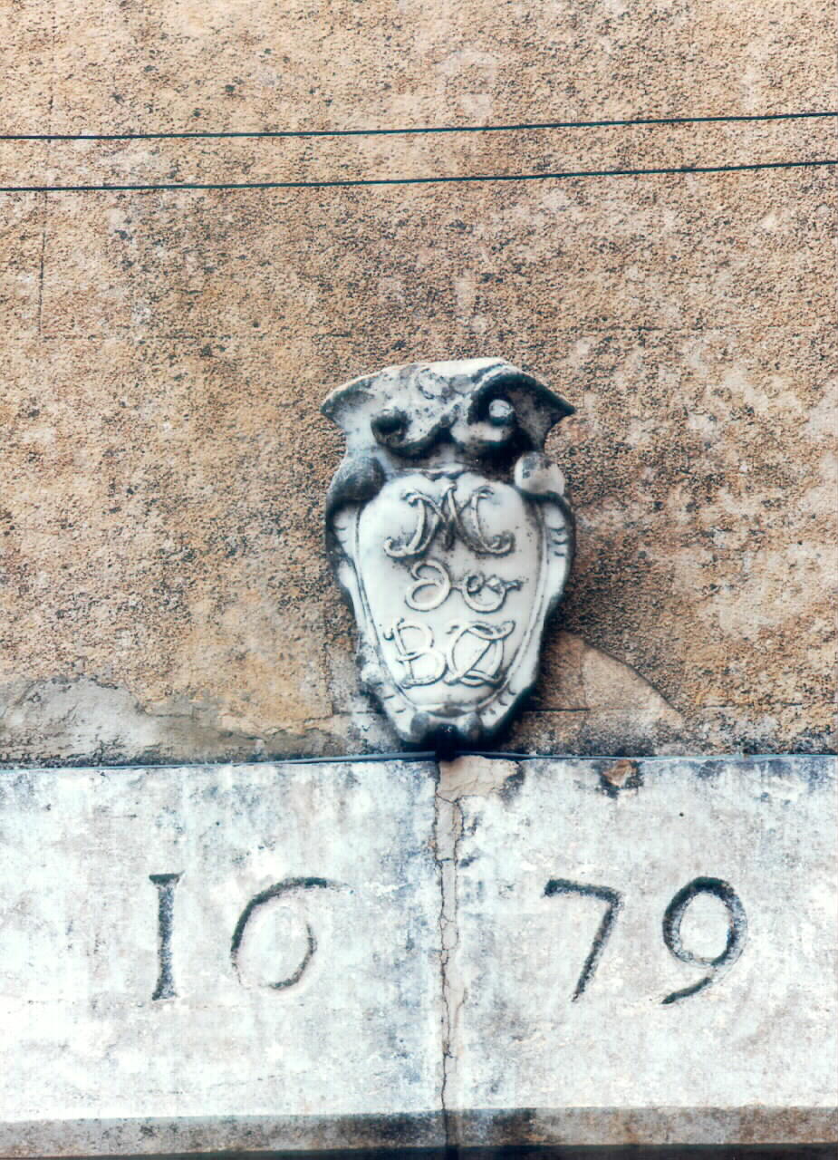 stemma con simbolo mariano (rilievo) - ambito siciliano (sec. XVII)