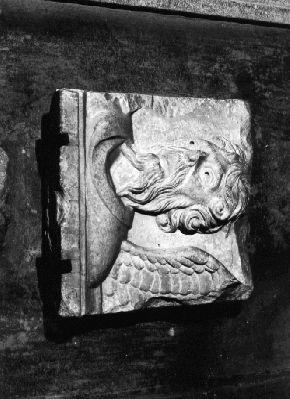 BUSTO DI FIGURA BARBUTA E ALATA (rilievo) - bottega italiana (sec. XIV)