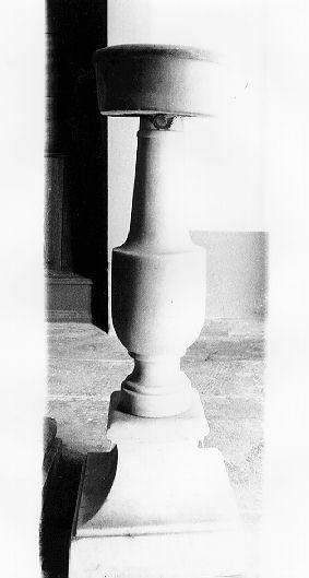 acquasantiera - a fusto - ambito apuoversiliese (sec. XVII)