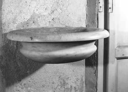 acquasantiera da parete - ambito apuoversiliese (inizio sec. XIX)