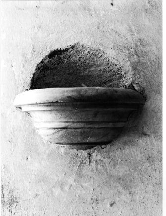 acquasantiera da parete - ambito apuoversiliese (sec. XVIII)