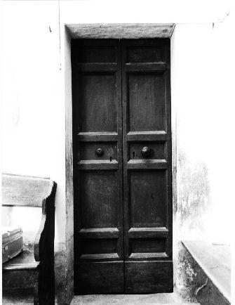 porta - a due battenti - ambito apuoversiliese (sec. XVII)