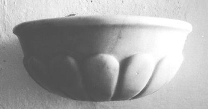 acquasantiera da parete - ambito apuoversiliese (inizio sec. XVIII)