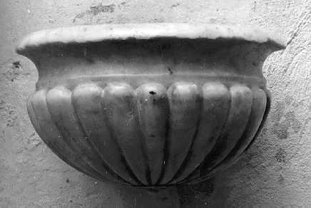 acquasantiera da parete - ambito apuoversiliese (secc. XVII/ XVIII)