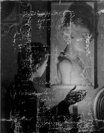 Effetti di luce, Giovinetto che osserva un rilievo alla luce di una candela (dipinto) - ambito italiano (prima metà sec. XX)