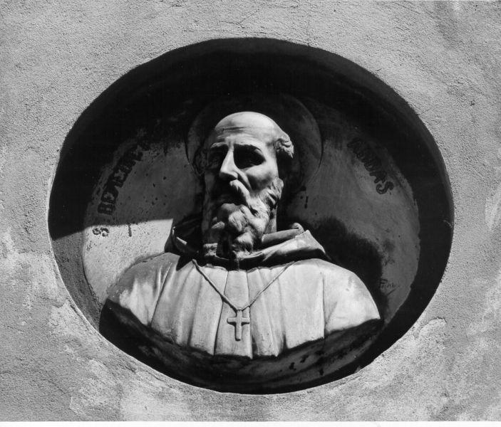 SAN BENEDETTO ABATE (rilievo) di Pochini Vittorio (sec. XX)