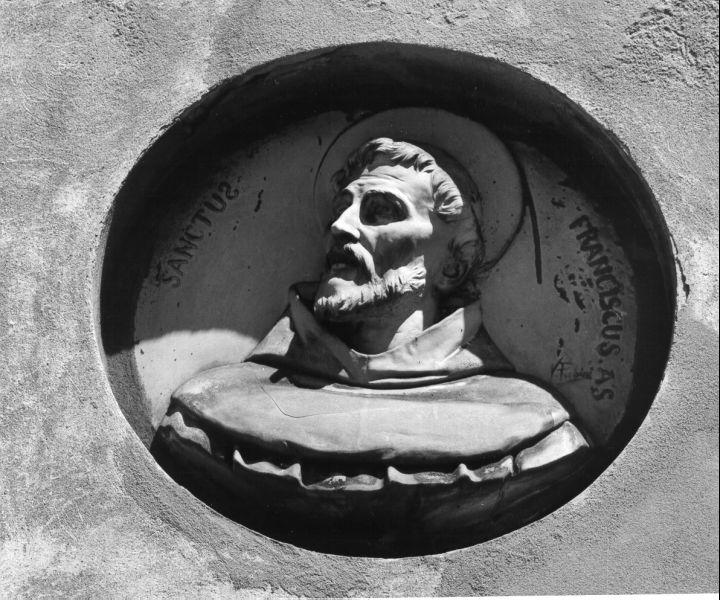 SAN FRANCESCO D'ASSISI (rilievo) di Pochini Vittorio (sec. XX)