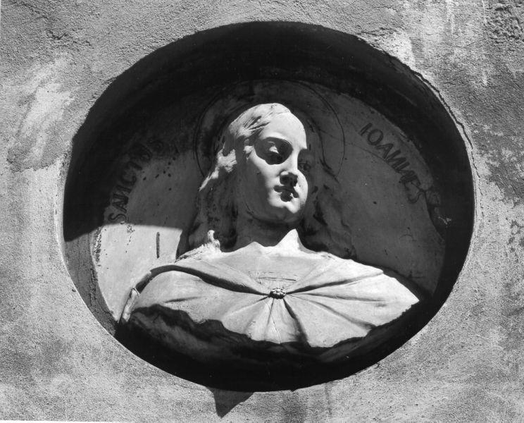 San Giovanni Evangelista (rilievo) di Pochini Vittorio (sec. XX)