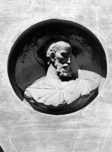 San Matteo Evangelista (rilievo) di Pochini Vittorio (sec. XX)