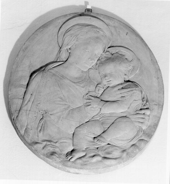MADONNA CON BAMBINO (rilievo) di Pochini Vittorio (sec. XX)