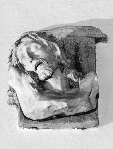 Cristo crocifisso (rilievo) di Pochini Vittorio (sec. XX)