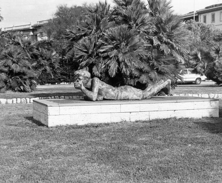 statua del pescatore, figura maschile prona (statua, opera isolata) di Trafeli Mino (sec. XX)