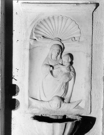 Madonna con Bambino (acquasantiera da parete) - bottega apuana (fine/inizio secc. I/ II)
