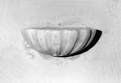 acquasantiera da parete - bottega apuana (sec. XVIII)