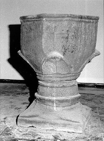 fonte battesimale - a vasca - ambito lunigianese (sec. XVI)