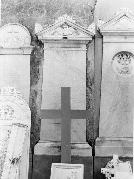 lapide tombale - bottega toscana (seconda metà sec. XIX)