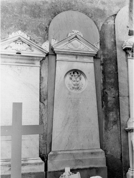 lapide tombale - bottega toscana (seconda metà sec. XIX)