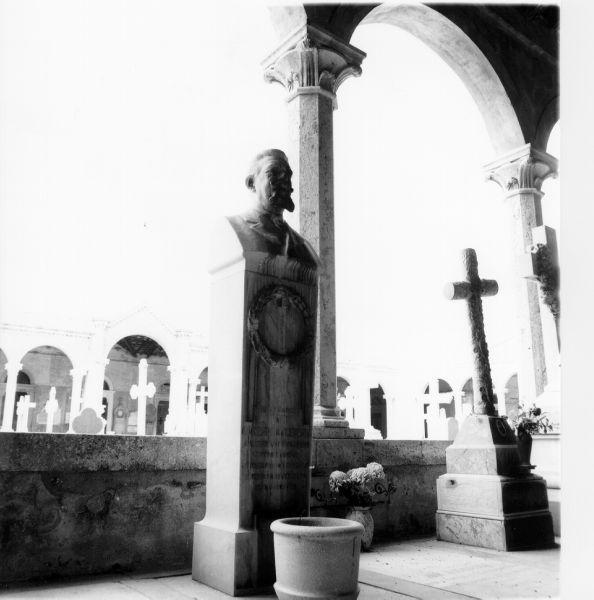 monumento funebre di Guastalla Giuseppe (sec. XX)