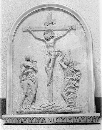 Gesù innalzato e morto in croce (formella, coppia) di Guiggi Giulio (metà sec. XX)