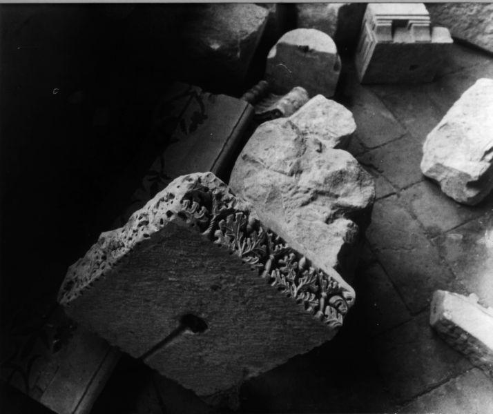 base, frammento - bottega toscana (fine/inizio secc. XII/ XIII)