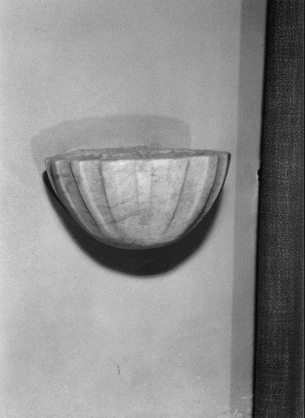 acquasantiera da parete - ambito toscano (fine sec. XIX)